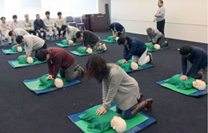 救命救急講習会の様子。毎年約30名が受講しています。