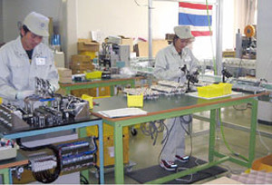 2012年2月 タイ従業員を迎え総動員で代替生産を行う栃木日東工器