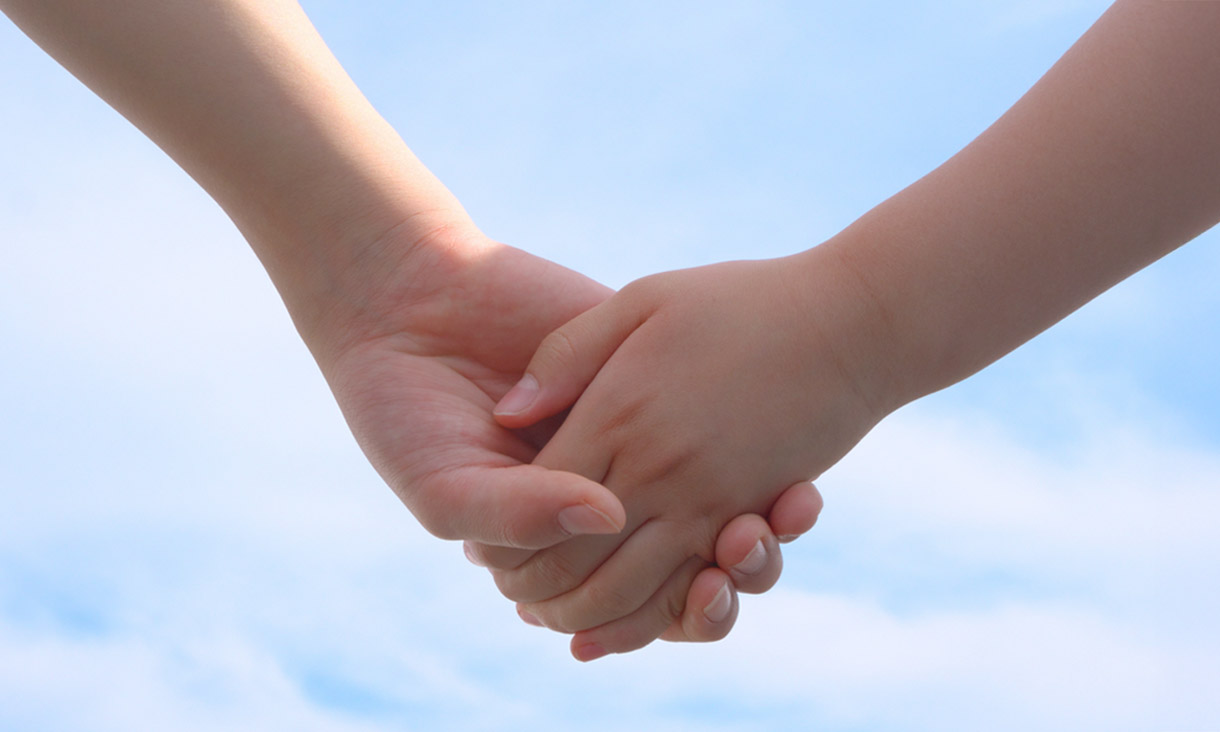 イメージ画像：繋がれた手と手